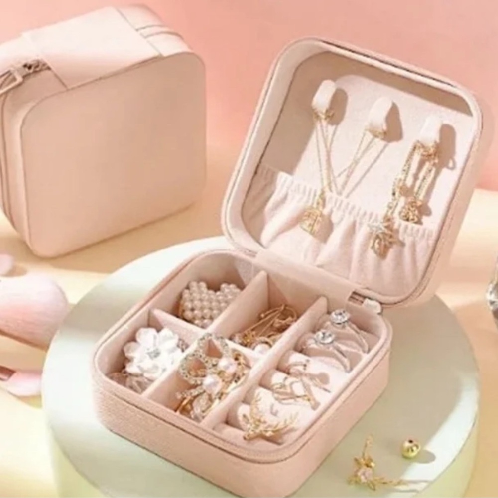 Cream JEWELRY Box & Ring (1 COMPLEMENTARY Random Ring included)